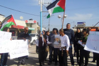  بالصور: العشرات من أهالي اللد في وقفة تضامنية مع الأسرى 